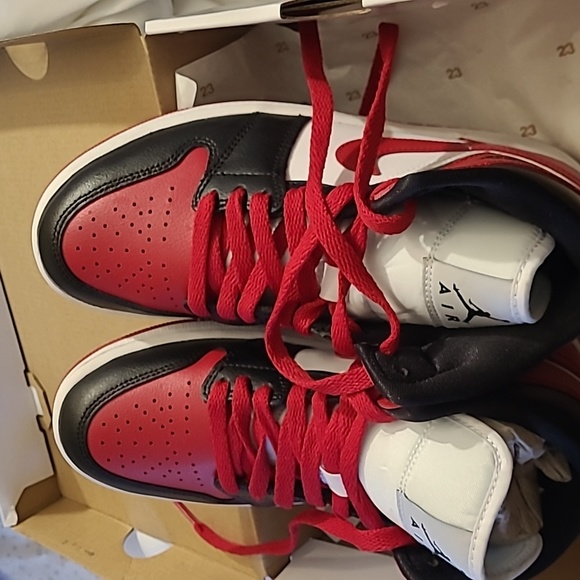 Jordan 1 sneakers - Picture 2 of 5